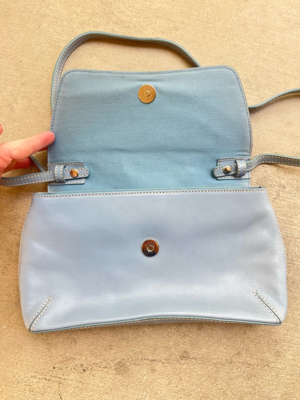 Etienne Aigner blue leather crossbody clutch - Picture 4 of 6